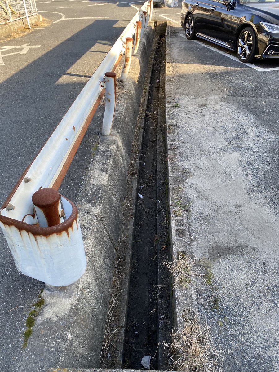 over50owner's tweet photo. 昨日は半日かけて所有アパートの草刈り&amp;溝掃除。だいぶ綺麗になった。
けどすぐに溝にゴミが落ちてくるんだろな。

もう１軒草刈り（こっちの方がたいへん）する計画でしたが、日没で断念。

遠方物件は時間、費用、両方との闘いで、疲弊マックス。
#オーナーは楽じゃない
#溝蓋ほしい https://t.co/1yQ5Lq2RyL