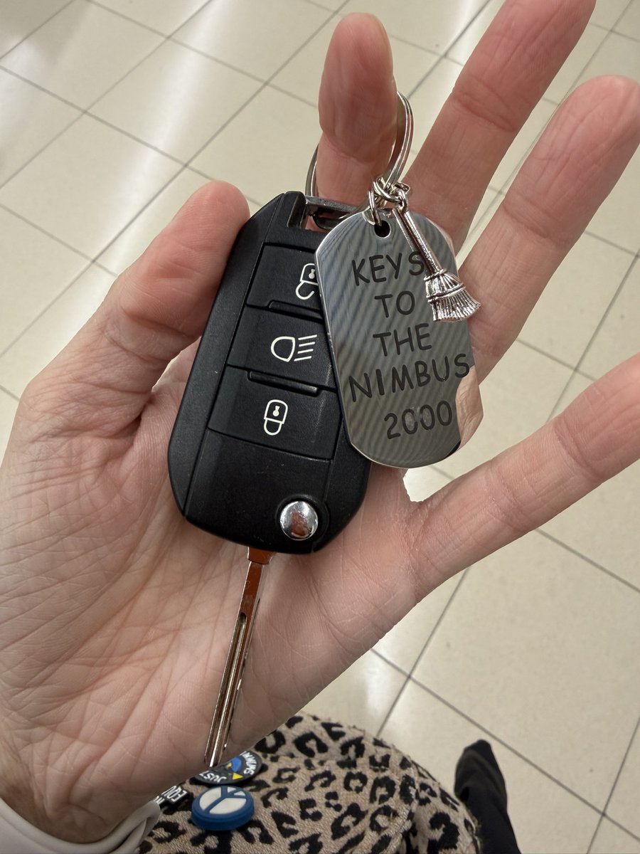 lauraizaguirrep's tweet image. Se me olvidó contaros que cambié de medio de transporte 
#bruja #nimbus #escoba