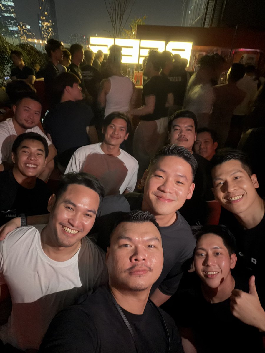 เที่ยวบีฟทุกวันนี้ นอกจากไปเจอเพื่อน นั่งเม้า แล้วก็ไม่มีอะไรสนุกแล้ว เที่ยวคืนหิว ลงมากินข้าวละก็ง่วง จะหลับ 55