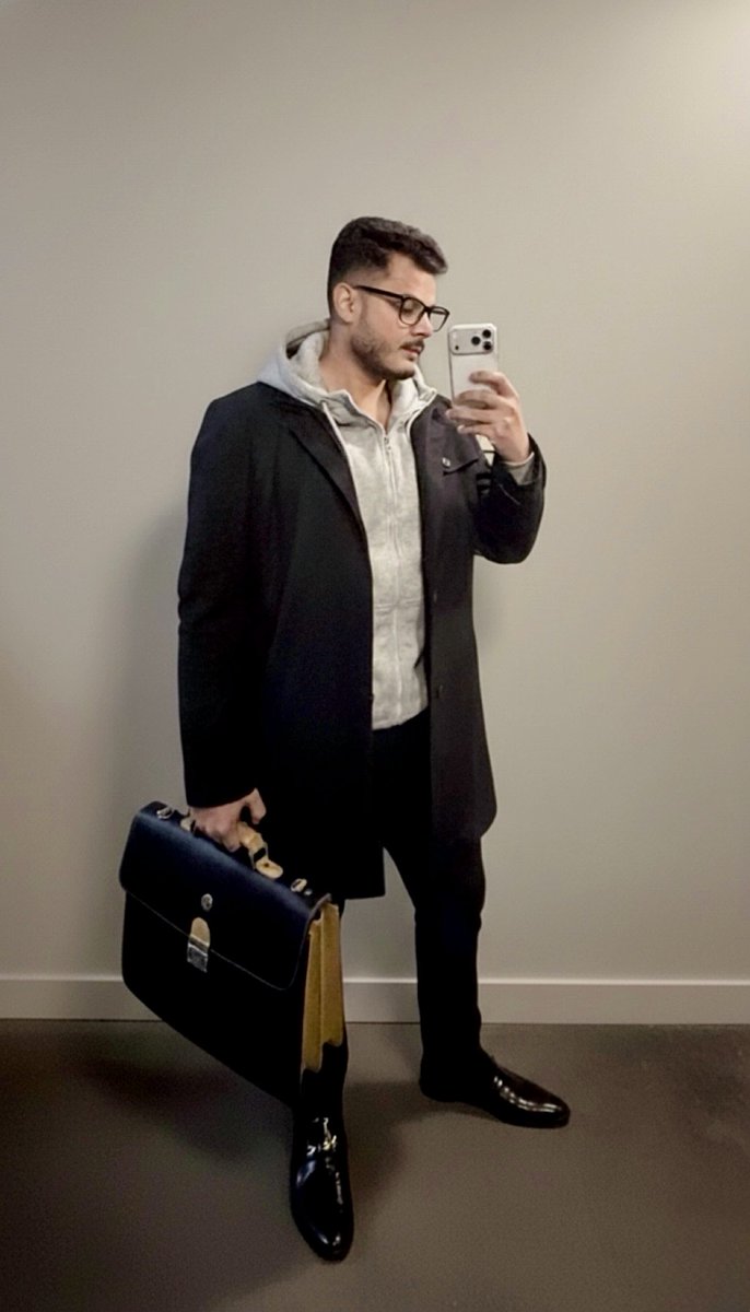Museb_Khalid's tweet photo. Your teacher is here 👓📖
先生スタイル ✨
ロングコートとバッグ 🧥👜
どう？💖
#teacherlook #先生コーデ #メガネ #kawaii https://t.co/RkzoLE1XJn