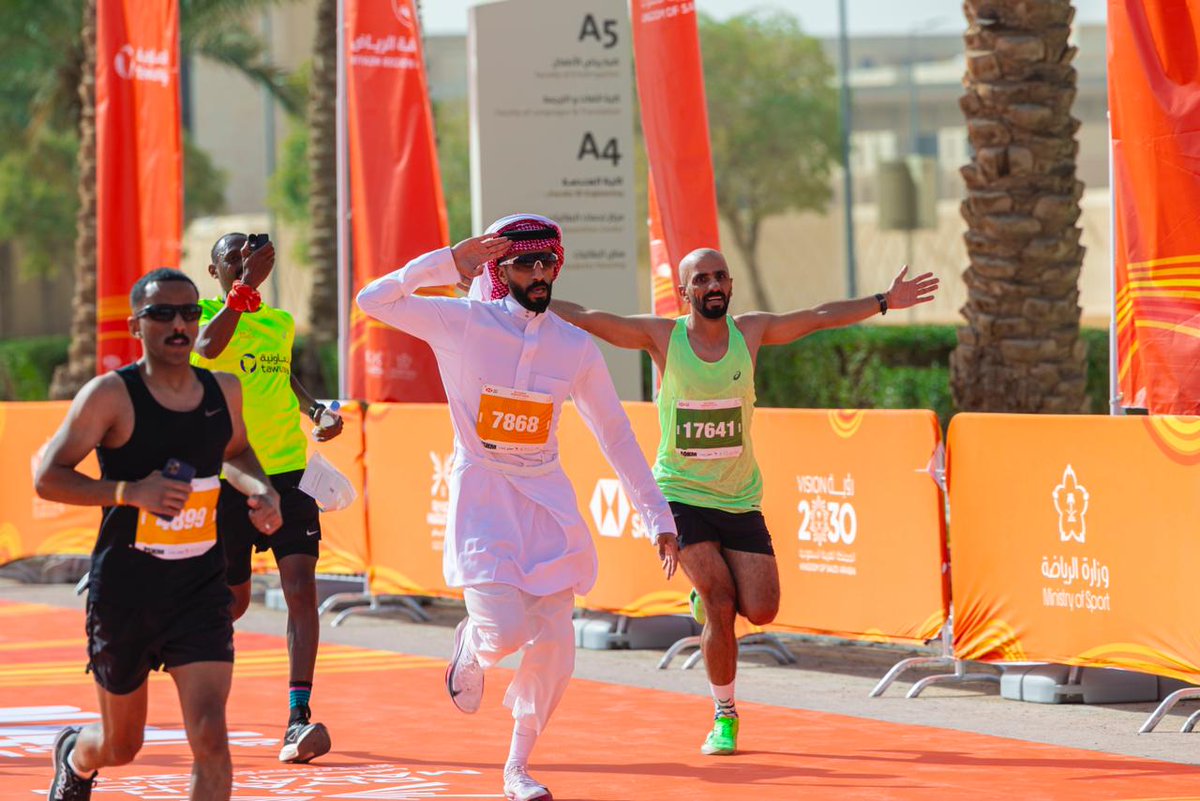 ApproachComms's tweet photo. اختُتمت أمس، فعاليات #ماراثون_الرياض في نسخته الخامسة، بتتويج صاحب السمو الملكي الأمير خالد بن الوليد بن طلال آل سعود، رئيس الاتحاد السعودي للرياضة للجميع، الفائزين والفائزات في مختلِف السباقات عند خط النهاية، في مشهد عكس أجواءً احتفالية مميزة وتنظيماً احترافياً. https://t.co/CsLsiqLt0F