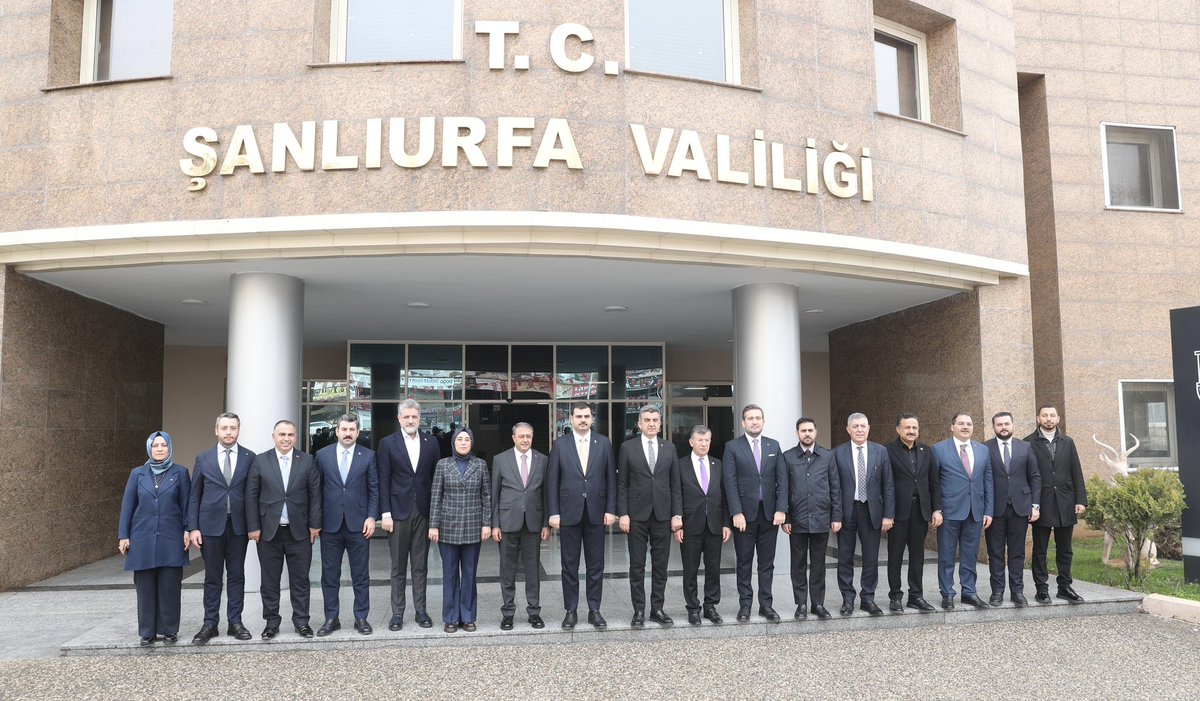 Bir dizi programa katılmak üzere ilimize teşrif eden AK Parti Genel Başkan Yardımcımız, Genel Sekreterimiz Sn. Eyyüp Kadir İnan ve Milletvekillerimiz, MKYK Üyelerimiz, İl Başkanımız, Belediye Başkanlarımızla birlikte Şanlıurfa Valimiz Sn. Hasan Şıldak’ı ziyaret ettik.