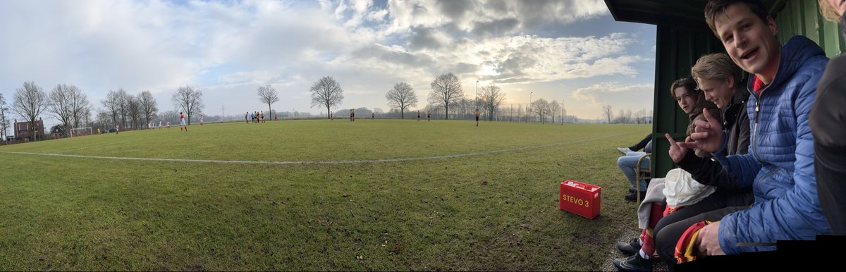 We mogen weer!⚽️
Het is 10:03, 3 minuten later dan gepland. Maar we beginnen de wedstrijd tegen DSVD 2 in het mooie Deurningen.