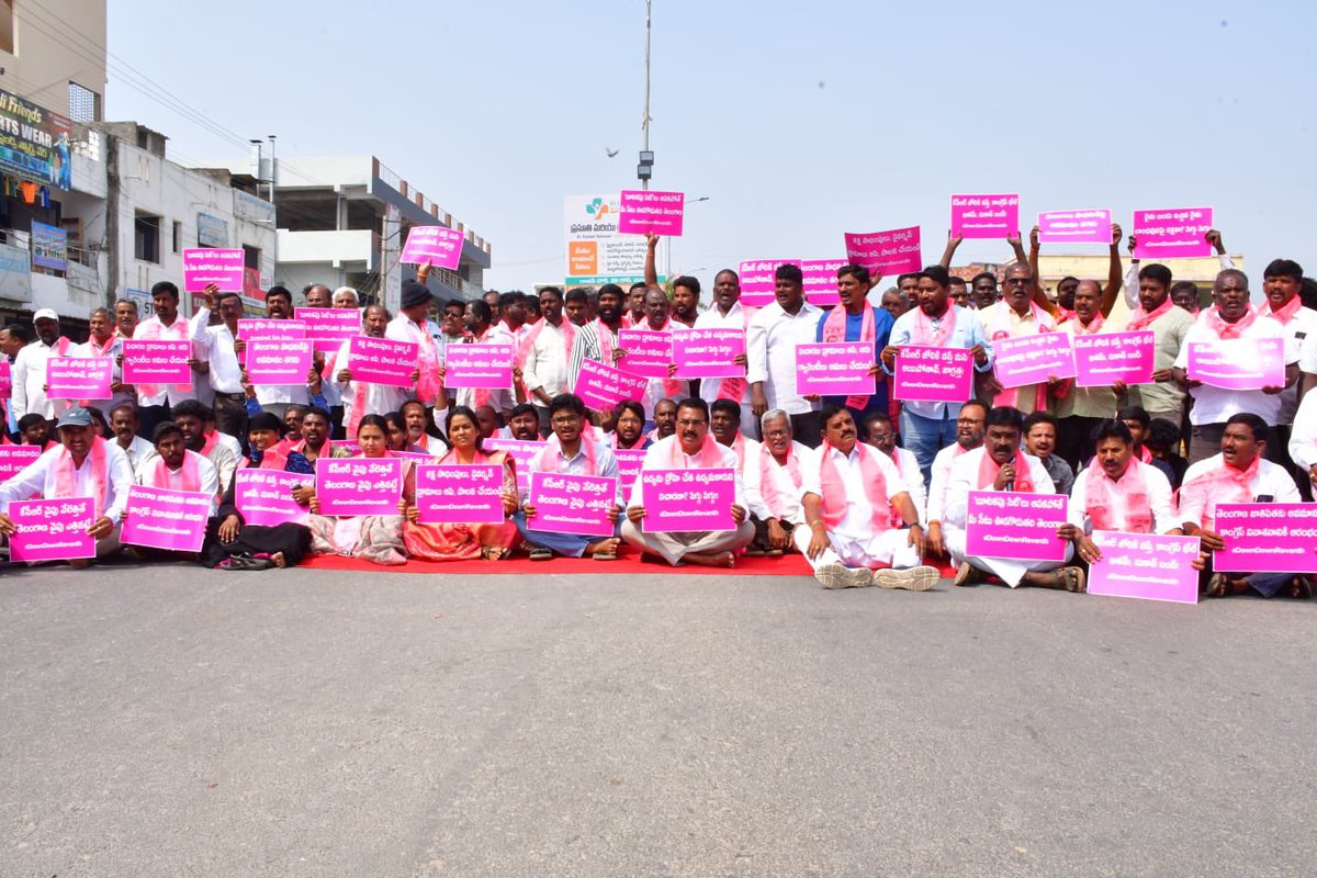 BRSWanaparthy's tweet photo. కేసీఆర్ గారిపై కాంగ్రెస్ ప్రభుత్వం చేస్తున్న రాజకీయ వేధింపులకు నిరసనగా వనపర్తి పట్టణంలో @SingireddyBRS గారి ఆధ్వర్యంలో బీఆర్ఎస్ పార్టీ ఆధ్వర్యంలో రాస్తారోకో &amp; ధర్నా చేశారు.

ఈ నిరసన ధర్నా లో భారీ సంఖ్యలో బీఆర్ఎస్ పార్టీ నాయకులు, కార్యకర్తలు పాల్గొని పాల్గొన్నారు. https://t.co/d0kY24NvlF
