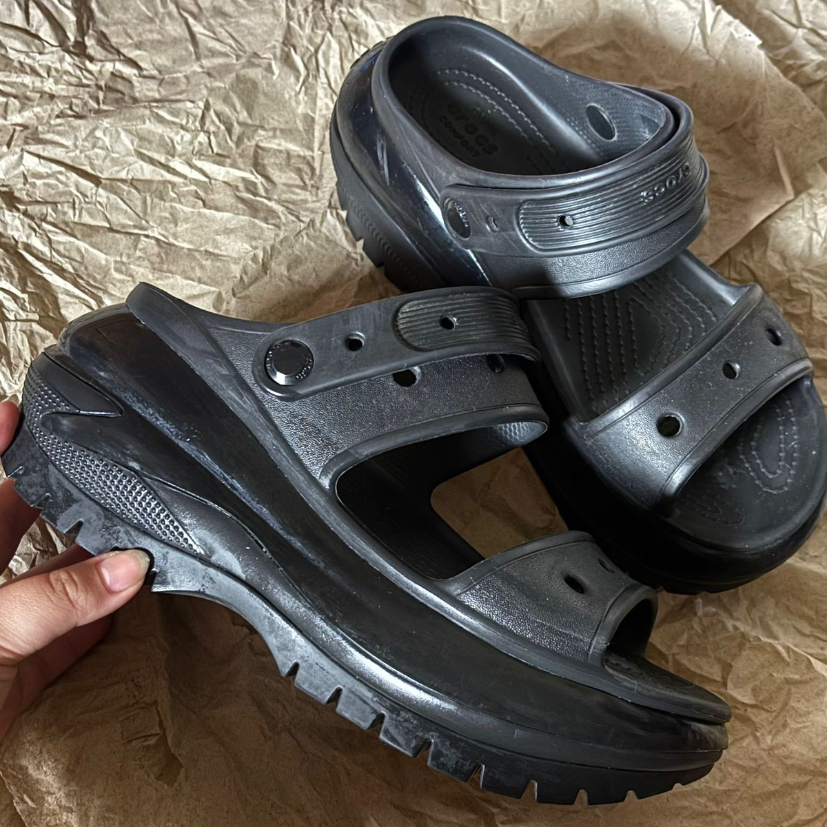 wivlli's tweet photo. Want to sell preloved (jarang dipakai)

👢 Classic mega crush crocs (ori dari store crocs lgsg)
💭 Ukuran 38.5 – 39.5
🧩 Free ALL unofficial jibbitz
📍Ship from Bogor, Indonesia (bisa shopee)
💰Rp620.000 (nego)
 
(t. wts , wtb , crocs , preloved #zonauang #zonajajan) https://t.co/eWN2eQtTgE