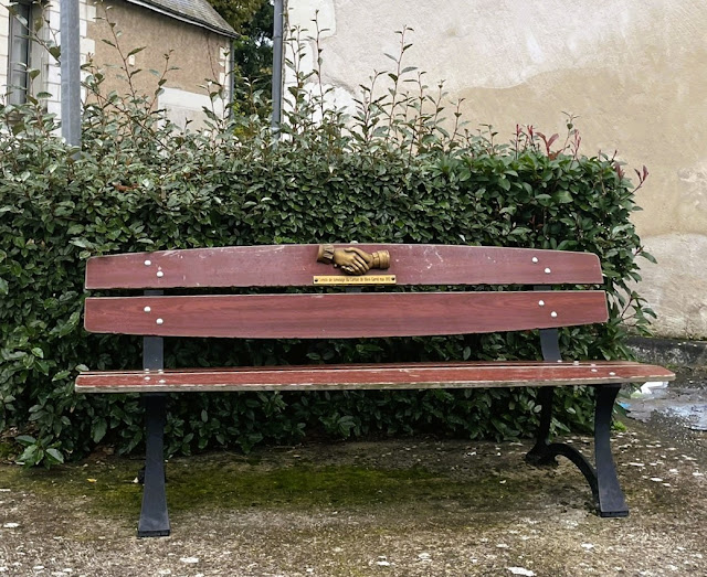 experienceloire's tweet image. Bléré's handshake bench: bronze clasped hands on a red wooden seat, message of unity in the Loire Valley. Pause &amp;amp; reflect. 🤝🌿experienceloire.blogspot.com/2026/02/mon-ba…
  #Loire #MySundayBench #Solidarité