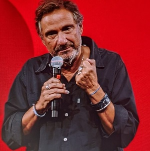 Anni '60 - "Il petrolio finirà tra 10 anni".
Anni '70 - "Tra 10 anni arriverà una nuova era glaciale". 
Anni '80 - "La pioggia acida distruggerà tutti i raccolti in 10 anni". 
Anni '90 - "Lo strato di ozono scomparirà tra 10 anni". 
Anni 2000 - "Tra 10 anni le calotte polari