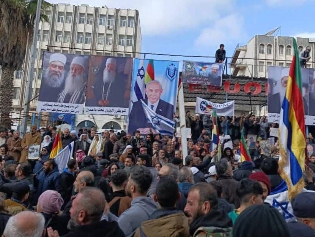 akilhousain's tweet photo. مثقفو السويداء ونخبها الذين اصطفوا بجانب الهجري وعصابته، كانوا على مدار الأشهر الأولى من التحرير، مثلهم مثل مثقفين ونخب فئات أخرى، يجن جنونهم ويهيجون عند رؤية أي صورة للرئيس أحمد الشرع حتى وإن كان مواطن بسيط يضعها على زحاج سيارته.
لماذا ؟!
لكن عندما ترفع صور الهجري بهذه الكثافة، ومعه نتنياهو، في السويداء اليوم بعد سيطرة عصابة سيدهم ومولاهم عليها، لا نسمع منهم كلمة !!
طبعاً أنا ضد رفع ص��ر أي مسؤول في الحكومة الجديدة..
لكن لماذا عندما يصل الأمر إلى السنة يصبح الجميع حساسين من رفع صور قادتهم ورموزهم، بينما عند رفع صور وتقديس الأسد العلوي ونصرالله الشيعي والهجري الدرزي أوجلان الكردي الماركسي يصمت أغلب مثقفو هذه الطوائف ونخبها ؟!!!
أقولها ��كم بصراحة: نحن كعرب سنة نعلم أن الأمة ولا نفكر كطائفة، لذلك ليس لدينا مخاوف وأوهام، لكن تعلمنا خلال السنوات الماضية الكثير وبدأنا نتجاوز أوهاماً خدعتمونا بها ولن نسمح بتكرارها.