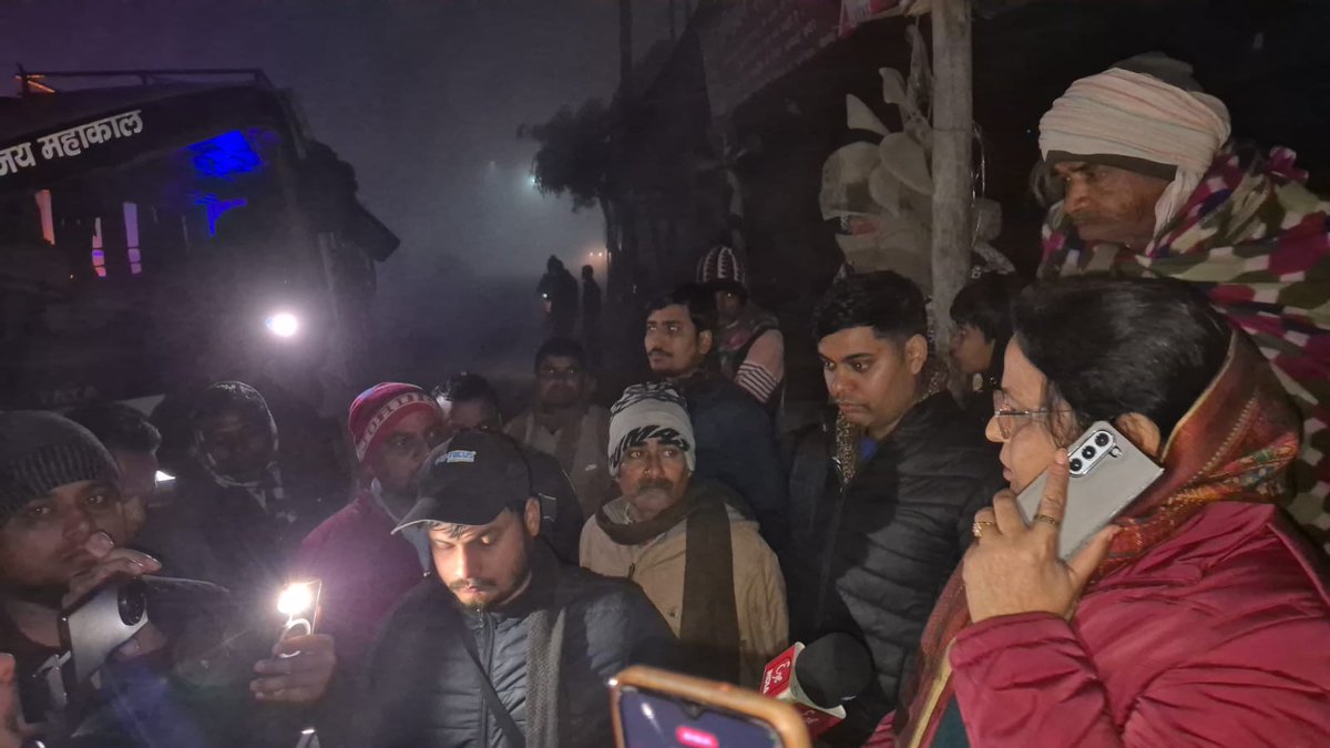 सीतापुर:महमूदाबाद में बड़ा हादसा
 
अयोध्या दर्शन करने जा रही श्रद्धालुओं की बस निर्माणधीन ब्रिज से टकराई

हादसे में बाल बाल बचे श्रद्धालु,चालक गंभीर रूप से घायल

पुलिस ने घायल को भर्ती कराया सीएचसी

घटनास्थल पहुंची विधायक आशा मौर्या,डीएम से की शिकायत
<a href="/sitapurpolice/">Sitapur Police</a> <a href="/dm_sitapur/">DM Sitapur</a>