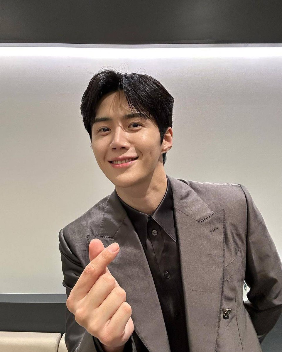 sourmagazines's tweet photo. Kim Seon Ho'nun, Cha Eun Woo'ya benzer bir şekilde, vergi kaçırmak için özel bir aile şirketi işlettiği iddiaları ortaya çıktı.

Kim Seon Ho ve Cha Eun Woo aynı şirkete bağlı sanatçılardır. https://t.co/KbSyTmuMcu