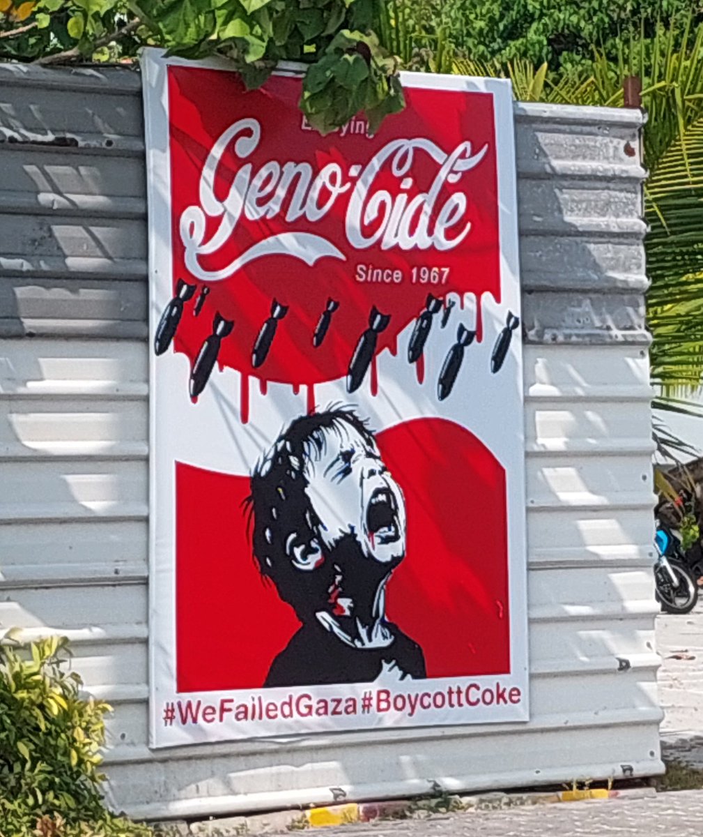 Maldivler'e dair ilk izlenimlerim

1) Maldivler Hint Okyanusu'nda, dünya haritasında bakınca görülmeyecek kadar küçük, yaklaşık 2000 adadan oluşan, nüfusunun %100'ü Müslüman olan, 500.000 nüfuslu bir ülke.

2) Turizm açısından oldukça popüler bir ülke olmasına ve çok yoğun turist