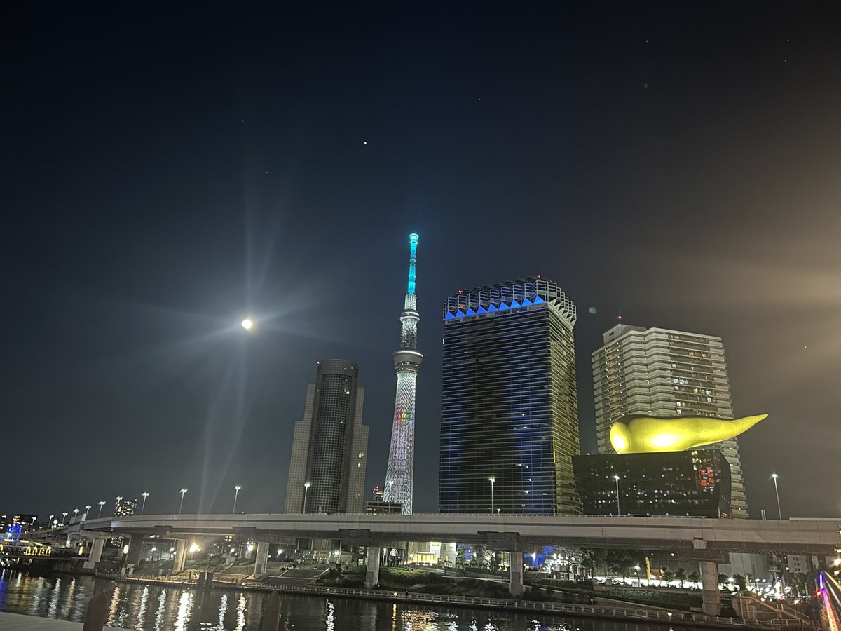 yuorito's tweet photo. 満月とスカイツリー✨
#スカイツリー
#tokyoskytree
#満月
#癒された https://t.co/1jnWW1iEqT