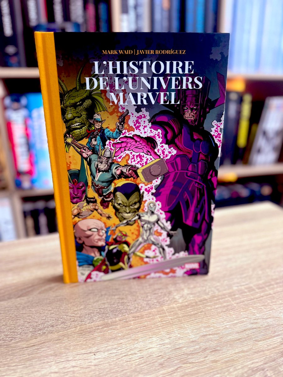 ComicsParty's tweet photo. Un comic ambitieux et pédagogique : L’Histoire de l’Univers Marvel réussit à condenser des décennies de continuité en un récit clair et fluide.
Alex Ross impressionne par ses planches majestueuses, tandis que Mark Waid apporte une vraie cohérence mythologique.
Idéal pour https://t.co/nRYtSQe96l