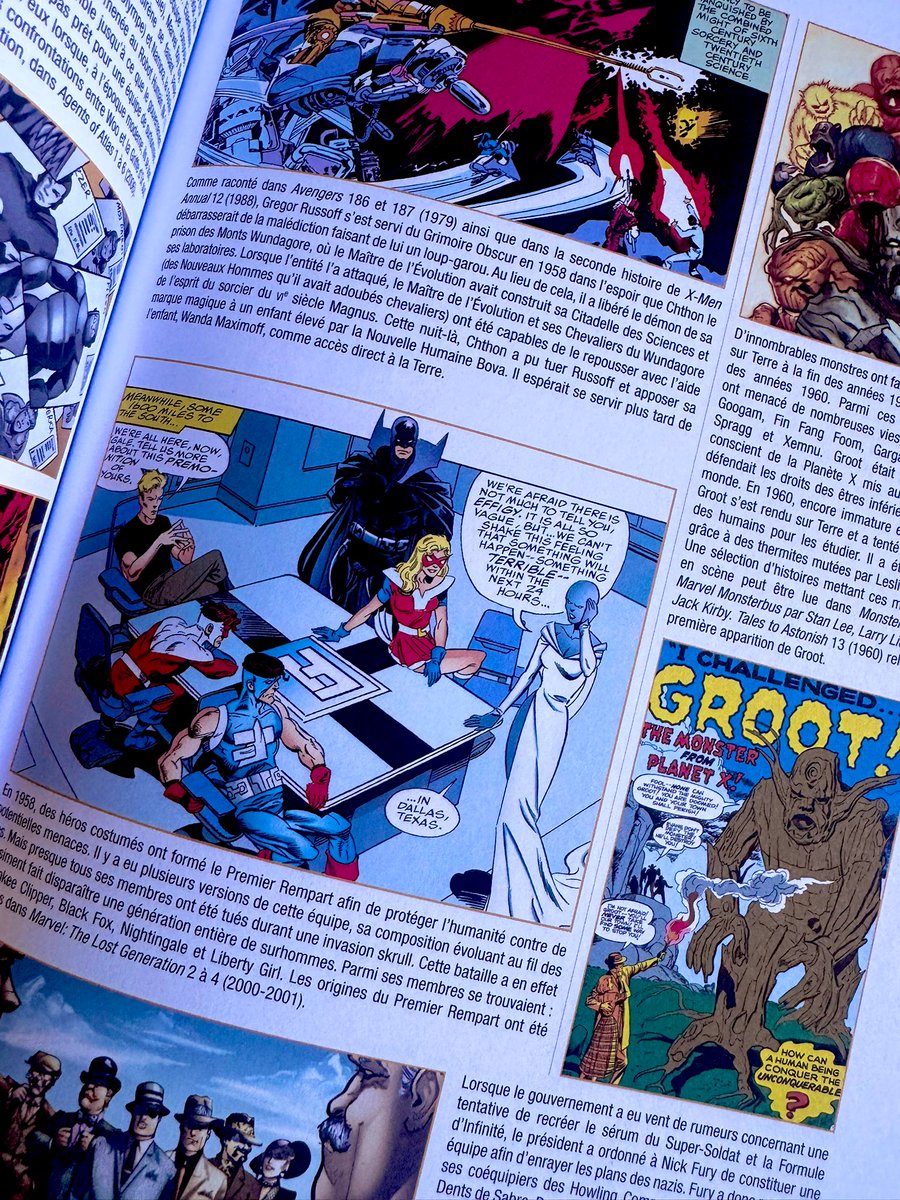 ComicsParty's tweet photo. Un comic ambitieux et pédagogique : L’Histoire de l’Univers Marvel réussit à condenser des décennies de continuité en un récit clair et fluide.
Alex Ross impressionne par ses planches majestueuses, tandis que Mark Waid apporte une vraie cohérence mythologique.
Idéal pour https://t.co/nRYtSQe96l
