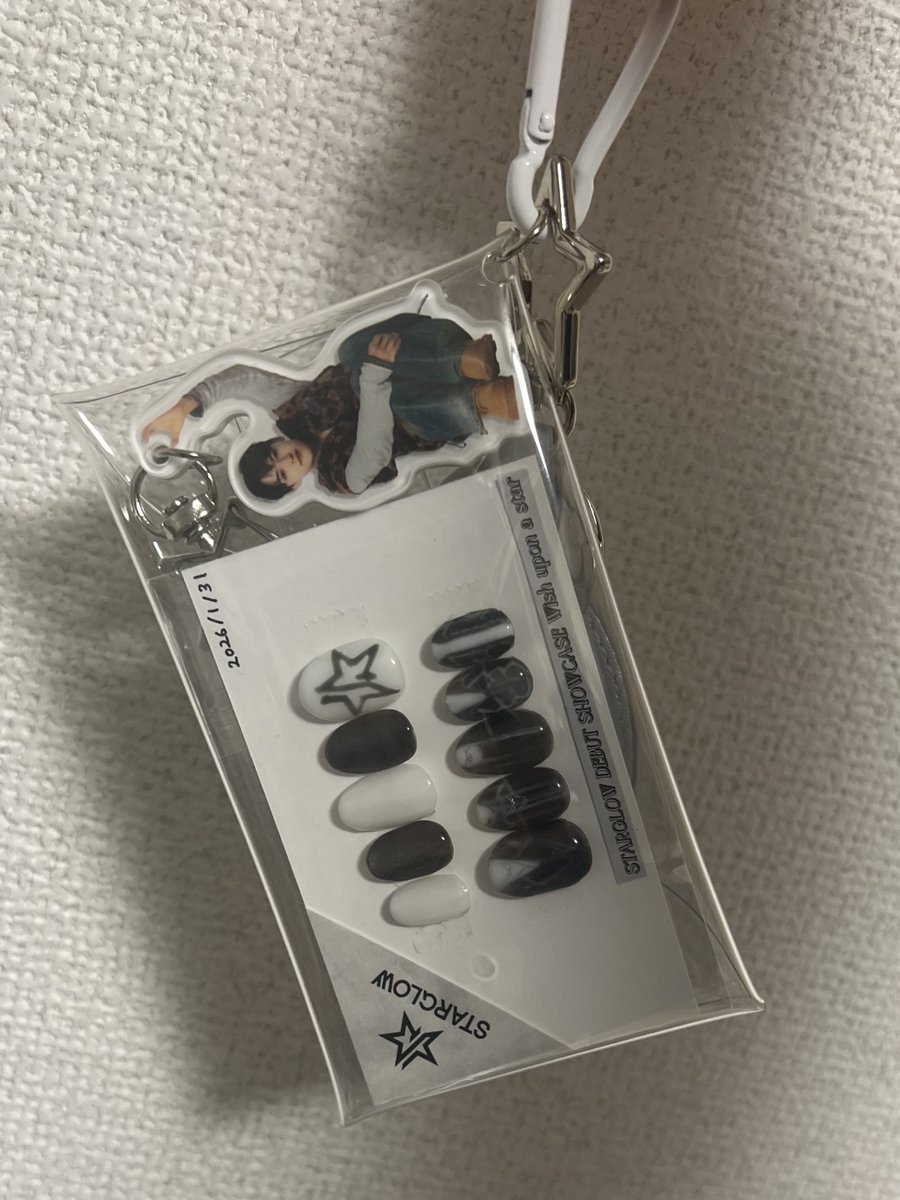 ytytyt_28's tweet photo. 昨日行ったライブがとっても楽しかったので、ライブ用に作ったネイルチップを思い出としてクリアポーチに入れてみた
日記がわりにもなりそうなので、これからネイルチップ作るごとにやりたい

#STARGLOW https://t.co/05EywYn8mD