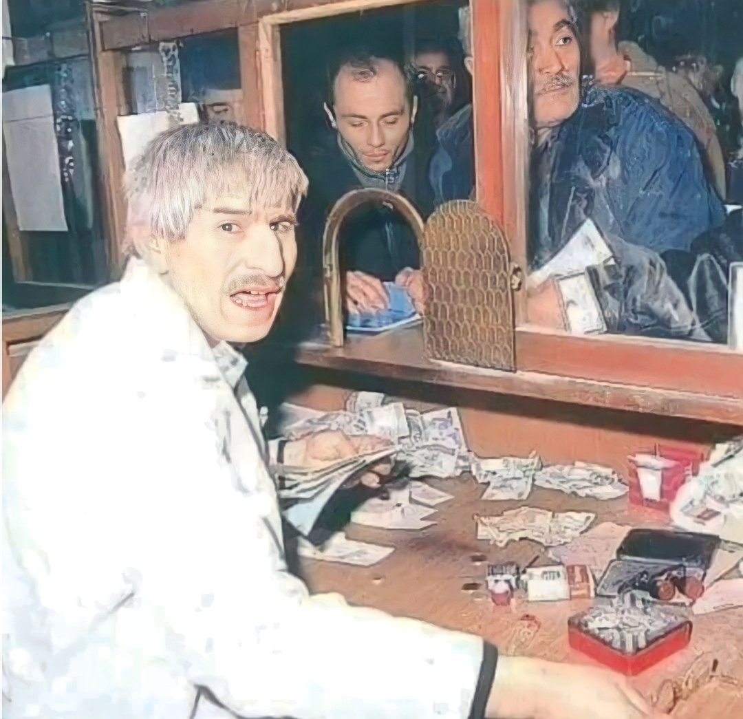 Erdoğan iktidara gelmeden önce at yarışı veznesi. Şaka lan Şaka SSK Hastane Veznesi.😎

Şu kepazeliğe bak