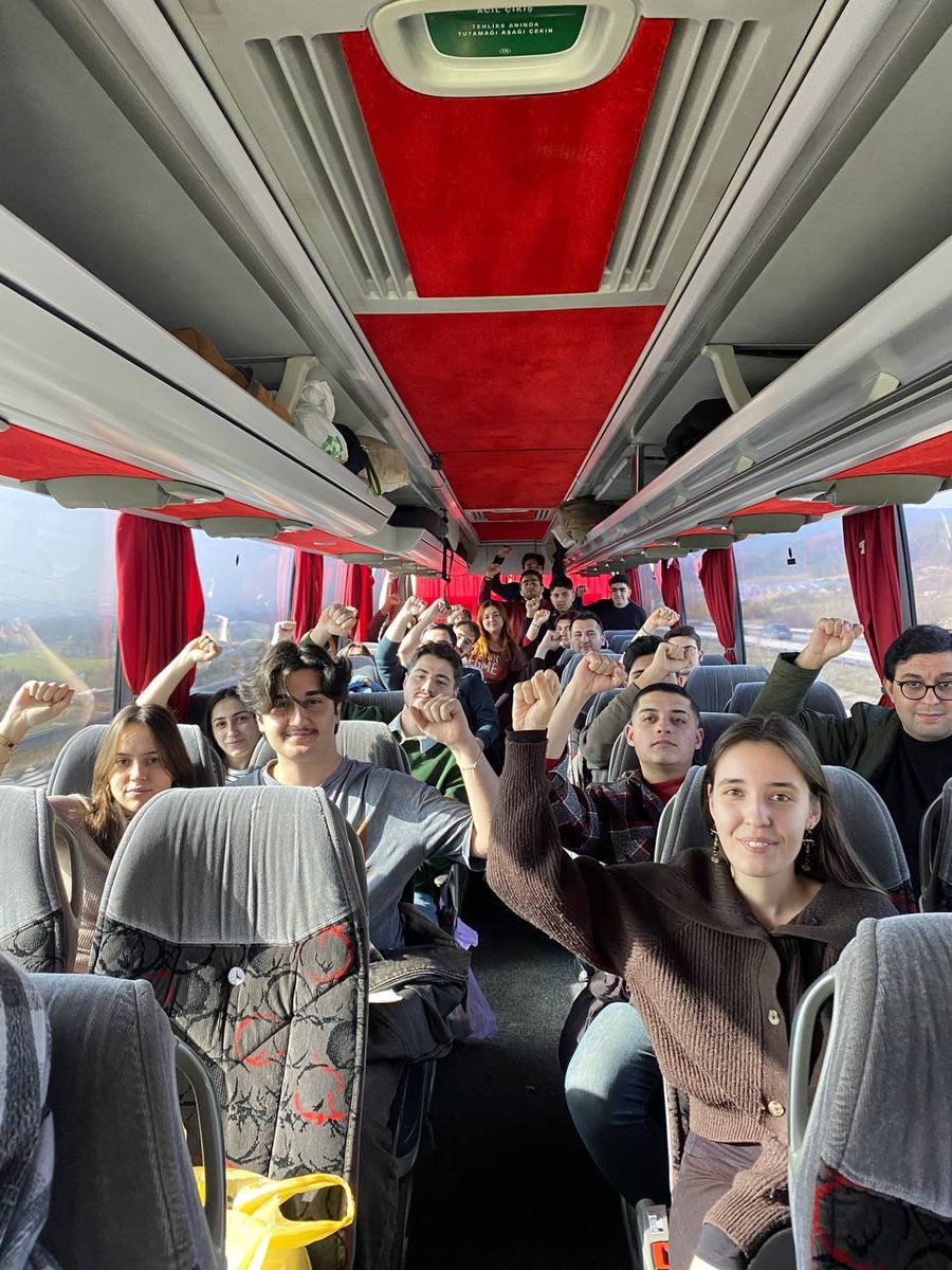 Ankara'daki büyük buluşmamız için İstanbul'dan yola çıktık. Karanlığa, sömürüye ve yoksulluğa meydan okuyoruz!

Eşit, özgür ve tam bağımsız bir Türkiye için bütün sıra arkadaşlarımızı saat 15'te Ankara Congresium'a sesimize güç katmaya çağırıyoruz.