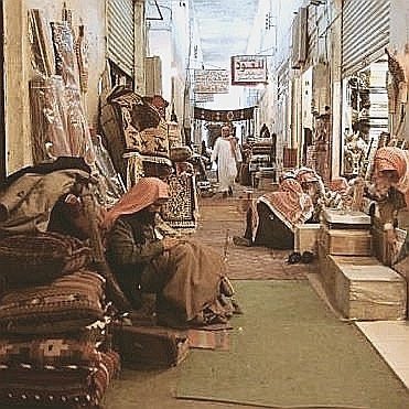 صورة قديمه من سوق الزل بوسط #الرياض_القديمة ،،
و من أشهر المحلات وأقدمها  ….
١- محلات المجاهد 
٢-محلات المقيرن 
٣-محلات الهران 
٤- محلات بن طلحة ،،،    وياليت تواصلون لباقي الأسماء البارزة في السوق،،،،