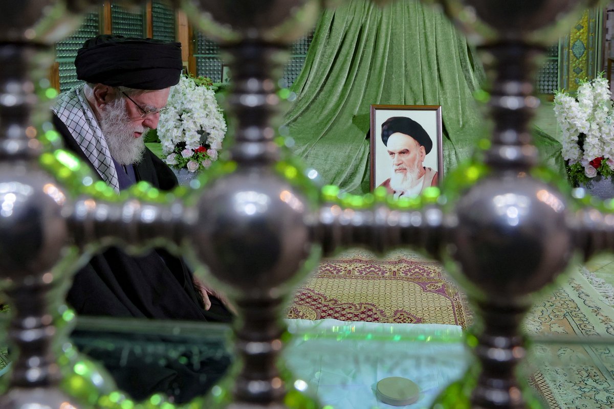 mimsoleimani's tweet photo. ۴۴ سال از ورود پیروزمندانه #امام_خمینی (ره) گذشت؛ روزی که ملت ایران زنجیرهای استبداد پهلوی را شکست و جمهوری اسلامی را بنا کرد.
#شاهزاده ورشکسته، که با اغتشاشات اخیر  خیال بازگشت به تاج و تخت را داشت، باز هم شکست خورد!
 ایران قوی‌تر از همیشه ایستاده.

 #۱۲بهمن #پیروزی_انقلاب https://t.co/2GBwGTYiew