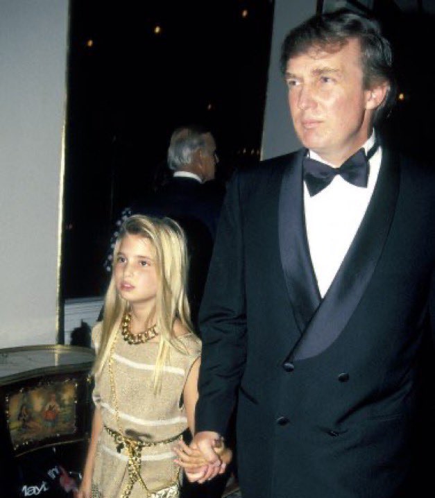 Batı dünyası sapıklığı ve pedofiliyi zirvede yaşarken, hep müslümanları sapık olmakla suçladı.

Tıpkı ülkemizde fuhuşun ve uyuşturucunun bataklığına düşüp, kendilerini aydın zannedenler gibi.

Ne kadar da benziyorlar! #Epstein