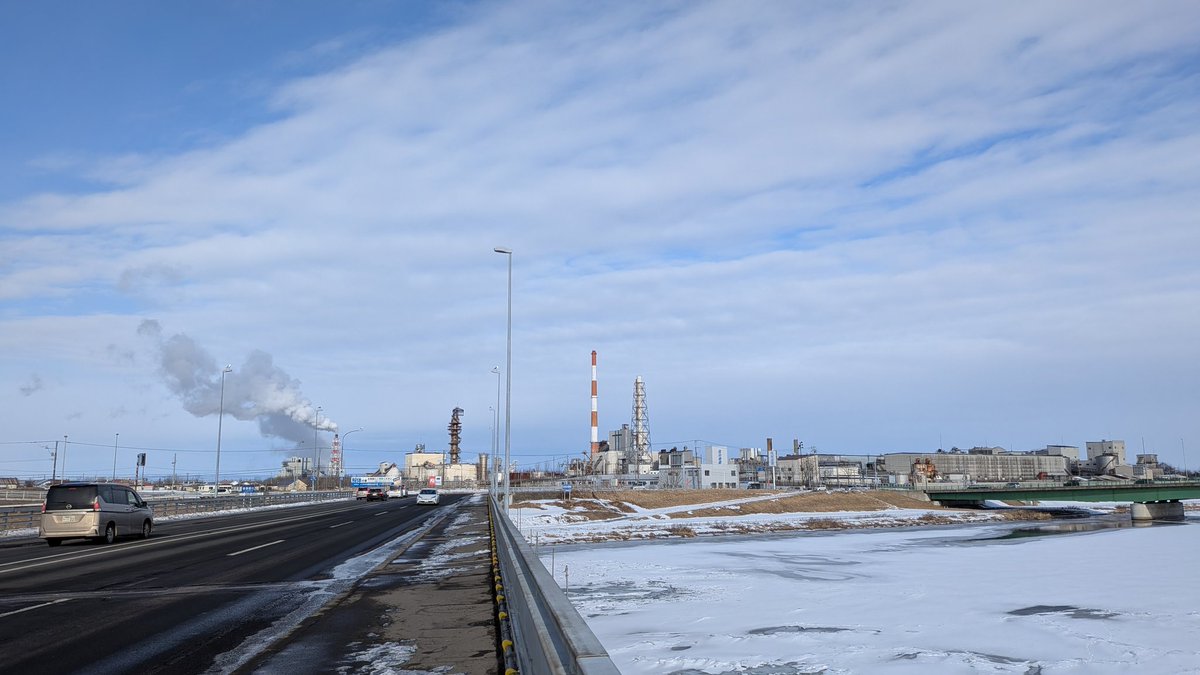 tktt's tweet image. 凍結している新釧路川と日本製紙の工場群。釧路大橋より。