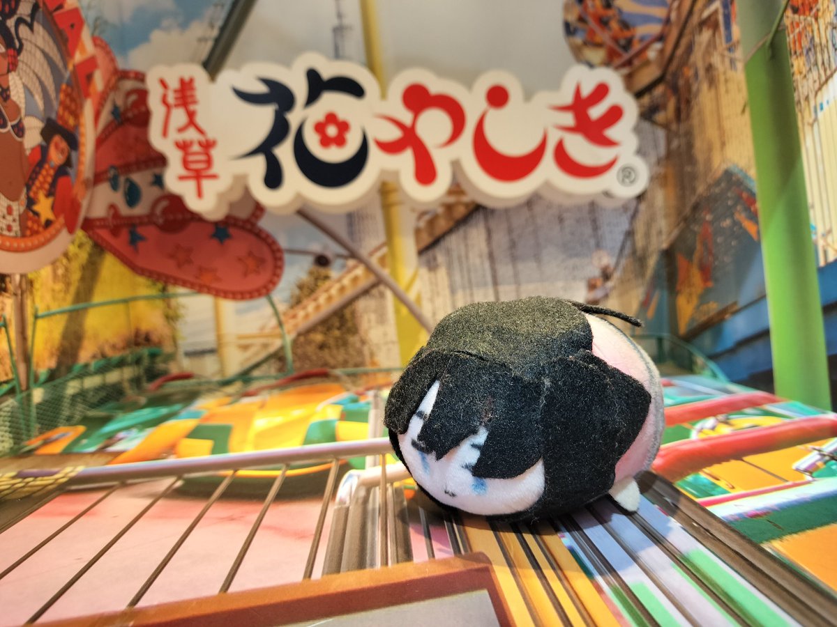 浅草花やしきの出口にある撮影ブースに、こっそり持参したナウルくんお座りフィギュアと自作ぬいぐるみ「やまたなちゃん」を置く長女(10)。