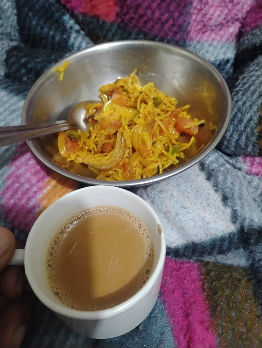 आ जाओ कोल्हू के बैल - बैलनियों...
लजीज चाय और नमकीन सवैईयों का आनंद उठाया जाये ...
<a href="/sugndh_/">चाय-सी लड़की 🖤</a> 
<a href="/mmastarji/">भदेस</a> 
<a href="/meShital_/">🌸</a> 
<a href="/______Shiv____/">….</a>