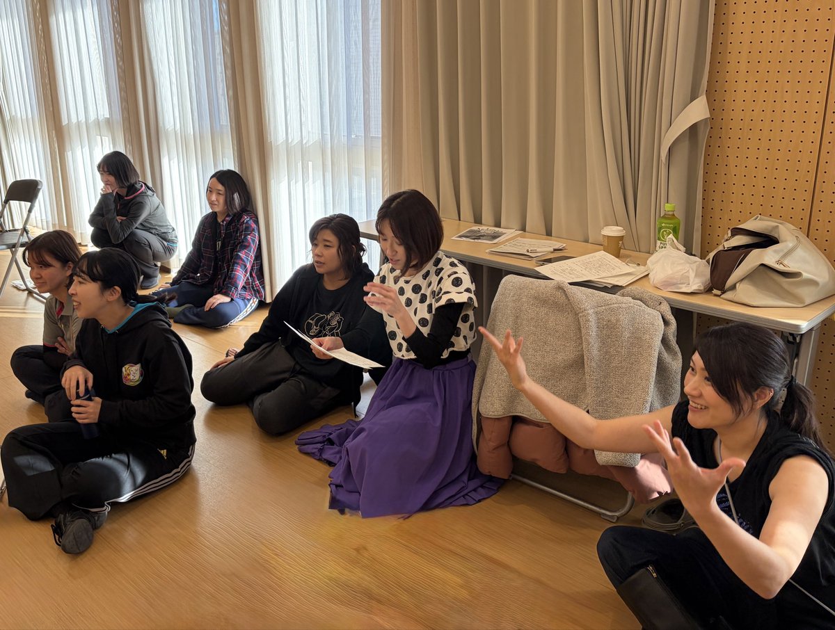 本日は見合い稽古の写真を！
少人数のシーンはみんなで見合いながら、意見を出し合います！
このシーンは何が重要か、よりわかりやすくするためには、より美しくするためには…
たくさんの人に見てもらうことで、よりたくさんの意見をもらうことができます！✨