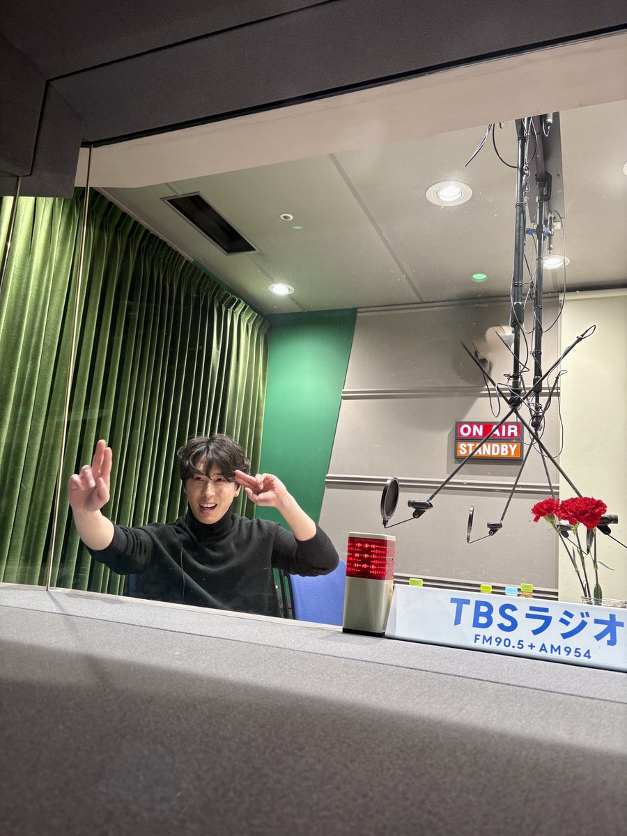 datesama_TBSR's tweet photo. askingクイズ👹🫘節分ver.

サブのスタッフとガラス越しにやり取りする舘様！楽しそうです❤️❤️❤️

#ロイヤルサロ https://t.co/UZHCxnCfsu