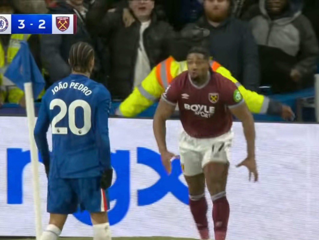 john322226's tweet image. This Adama Traore charge back towards Pedro was so scary.

I almost ran away too even being miles away from the pitch😂😂

This bully should be playing Rugby