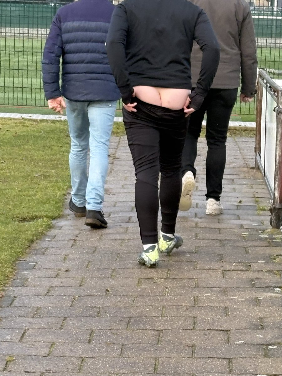 Even een prijsvraag tussendoor: 
Van wie is deze blote bips? Die na een winterstop niet meer in de trainingsbroek past!
De winnaar wordt om 12:00 bekend gemaakt en mag voor 14:00 een gehaktbal, met saus naar keuze, ophalen in de kantine!