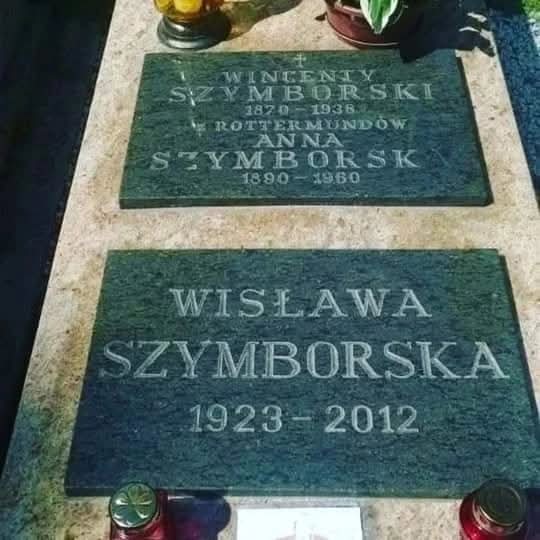 C'è un'espressione polacca che mi colpisce sempre ogni volta che la leggo, nie żyje, che si potrebbe tradurre come "non vive".
Non c'è la morte nell'eternità della parola

#wislawaszymborska #wislawaszymborska #wisławaszymborska #poesia #poeta #letteratura #letteraturapolacca