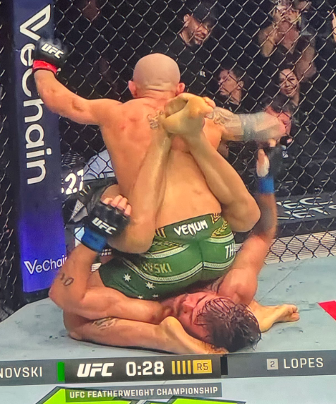 KirgoSports's tweet image. Volk was really sitting on Lopes at the end of the 5th 🤣