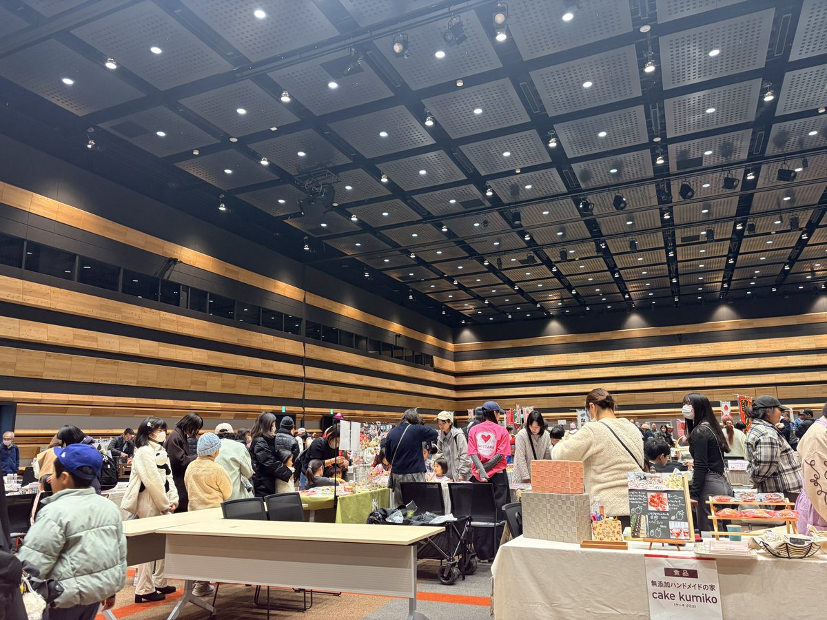 昨日の雪の小浜とは違って、今日は近所のこんなかわいいイベントに出展中です。
いちごキングダムでw