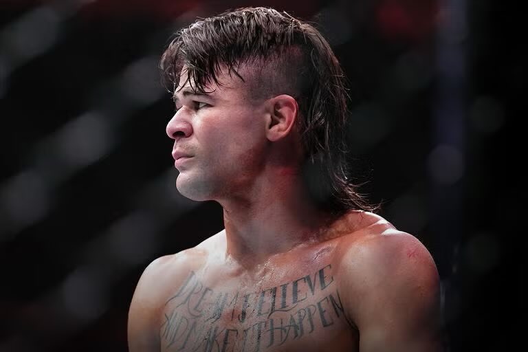 QuisqueyanoMMA's tweet image. Diego Lopes is the definition of a "delusional" fighter. 

All the talent in the world, but he refuses to work for the finish. He waits for you to hand it to him. You can’t wait your way to a UFC title.