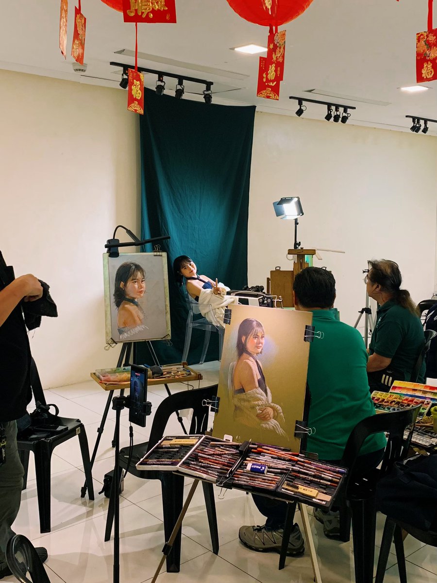 mokugekisha48's tweet image. MNL48's Chelle Abrio became the subject of the Filipino Portrait Artists Guild's (FilPAG) first live portrait session of the year as their guest sitter on January 29 at the Gateway Gallery Studio.

(📷: MNL48 Chelle/Facebook)

#MNL48 
#MNL48Chelle 
@mnl48official