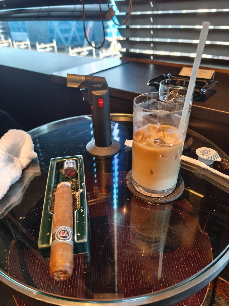 tyuousenn's tweet photo. 丸の内のシガーバー、カフェタイムも使えて落ち着いた雰囲気で良い https://t.co/rbJL9me78k