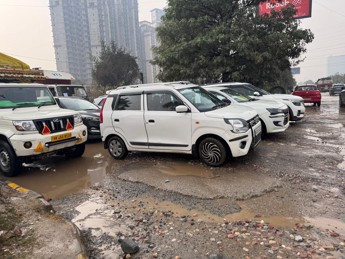 MihikaShahh's tweet photo. 60-meter-road which connects Sector 69 to SPR is in poor condition. Residents have demanded an urgent revamp of the stretch.  The stretch remains waterlogged with STP water, since there is no master drain
@OfficialGMDA @MunCorpGurugram

#gurugram #gurgaon

https://t.co/PbtDrkTGQx https://t.co/cr94hz3BF9