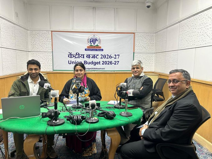 AIRNewsHindi's tweet photo. #आकाशवाणी से आज केन्द्रीय बजट 2026-27 पर विशेष चर्चा प्रसारित की जा रही है।
🎧सुनें, आज सुबह 10:10 बजे से रात 10:30 बजे तक आकाशवाणी के #FMGold और अन्य चैनलों पर।
News On AIR मोबाइल ऐप और Waves OTT पर भी उपलबध
#ViksitBharatBudget #Budget2026
LIVE: https://t.co/ooAsLtPpWY https://t.co/tPf4Lks5fj