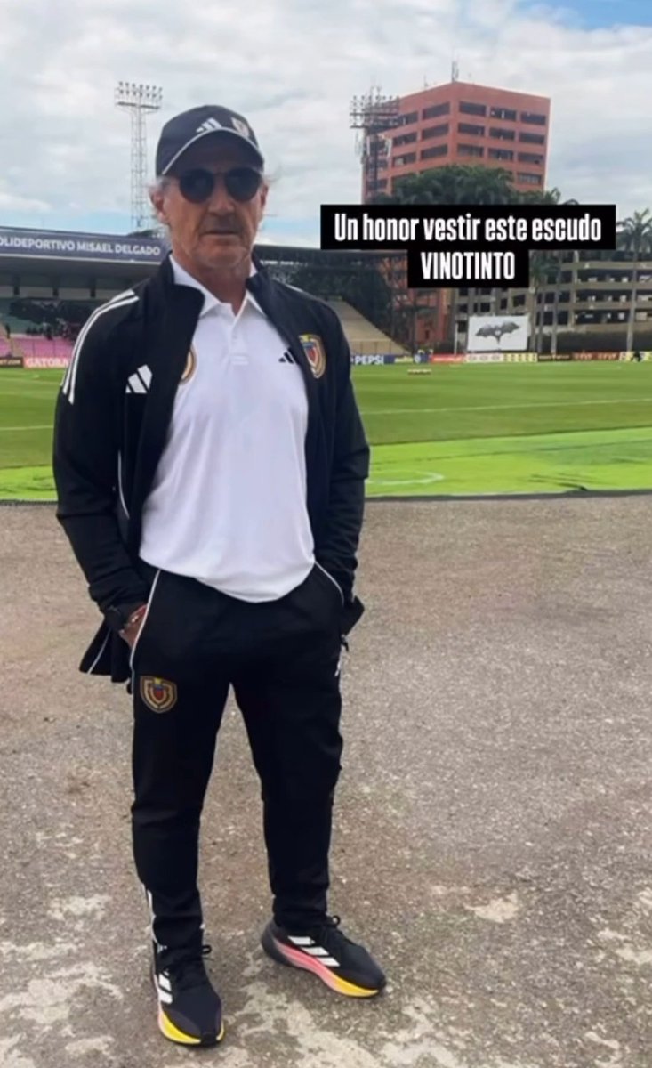 El profesor Óscar Ortega, preparador físico de la Vinotinto, no quiso perderse el duelo entre Carabobo y Portuguesa. 👏🏻⚽️🔝

#Lavinotinto #fútbol #OscarOrtega