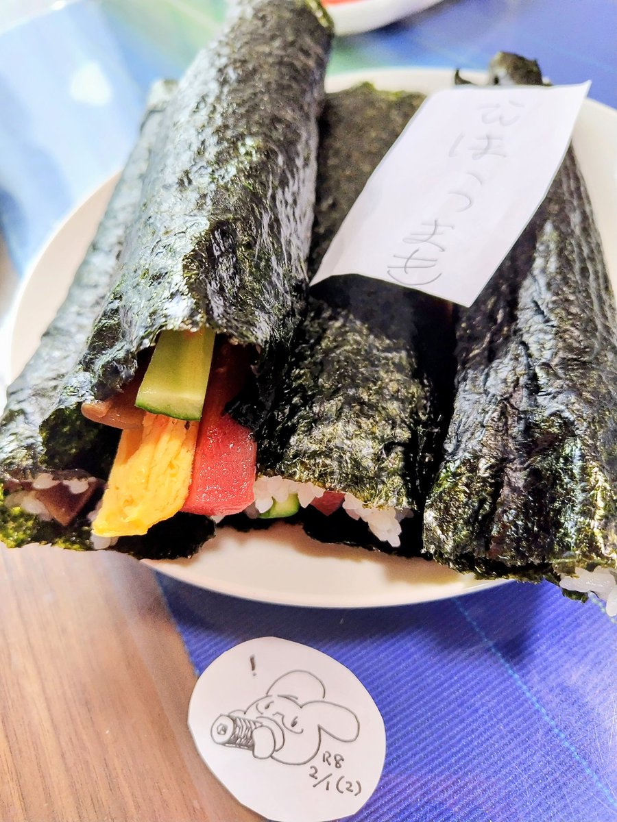 🌀🍣🌀

フライング節分👹🫘✨️

５歳氏、旦那氏の補助を得ながら頑張って太巻きまきまき🌀
ラップに小分けに包んだ豆も撒き、手作り恵方巻きを食べました！

ちょっといい鮪を入れたら、しっかり海の旨さを感じて幸せでした😋💓
鬼は外福は内！
（日付書き間違い…節分本当は2/3ですね！）