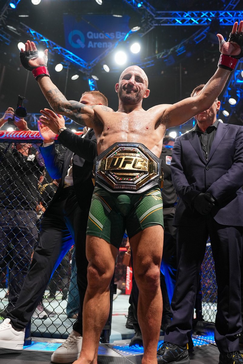 UFCEspanol's tweet photo. Aquí está su campeón! @alexvolkanovski 👏 #UFC325 https://t.co/bZMm9QxXp1