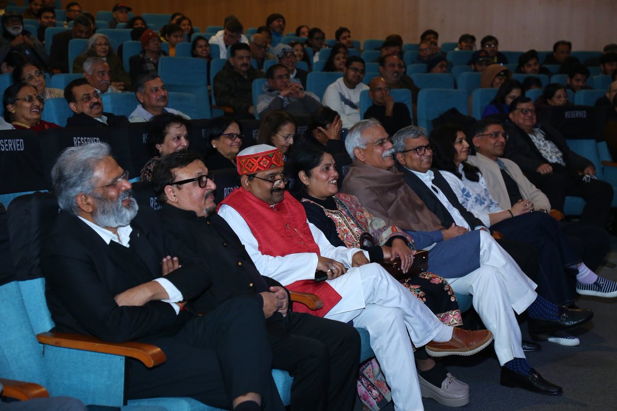 एक शाम, देशभक्ति के नाम: 27 जनवरी को <a href="/IHCDelhi/">India Habitat Centre</a> में जश्न ए अदब के सहयोग से गणतंत्र दिवस कवि सम्मेलन आयोजित किया गया जिसमें अशोक चक्रधर, सुरेंद्र शर्मा, गजेंद्र सोलंकी, वसीम बरेलवी समेत देश के नामी कवियों और शायरों ने शिरकत की। 
#RepublicDay2026 
<a href="/rammadhav_/">Ram Madhav</a> <a href="/ashwani_mahajan/">ASHWANI MAHAJAN</a>