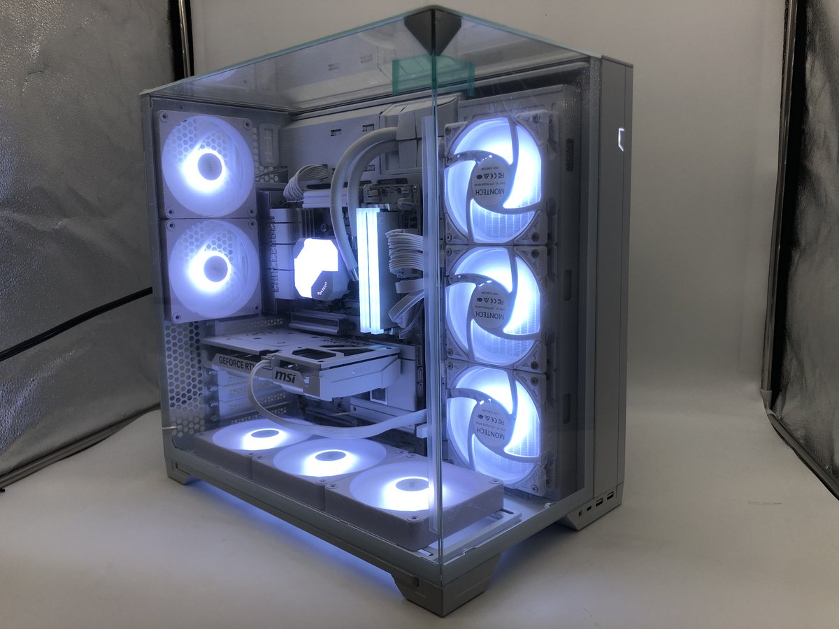 ☆お客様ご依頼 #組立代行 PCご紹介☆ 3面ガラス×白統一ライティング