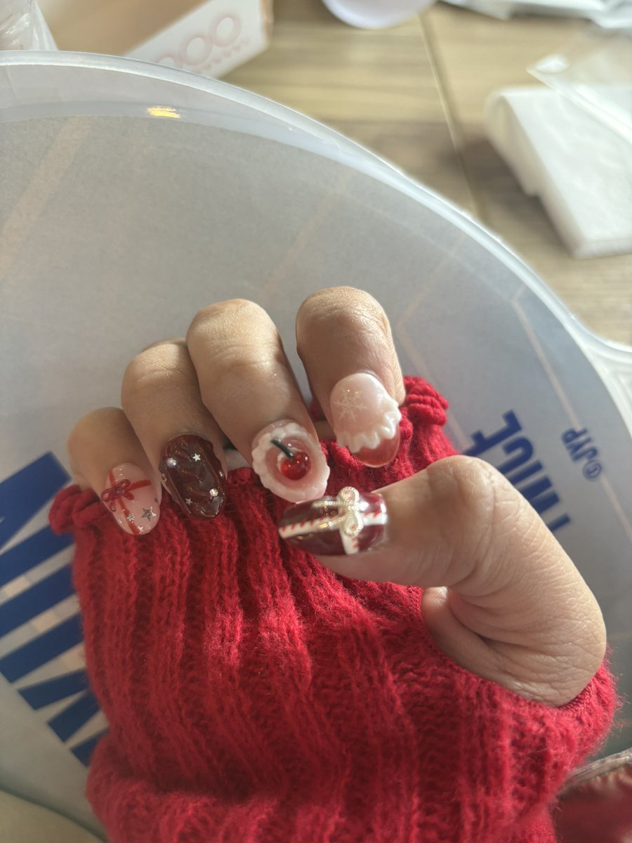 ทางร้านออกแบบออกมาน่ารักมั้กๆๆเลยค่ะ มีแต่คนชมว่าเล็บสวย🥺เราแทบจะบรีฟไปน้อยมั้กๆเพราะไม่มีในใจเท่าไหร่แต่ทางร้านออกแบบมาถูกใจมั้กๆเลยค่ะ ไว้ครั้งหน้ามาอุดหนุนใหม่นะคะ!🫶🏻 #luna_nailie