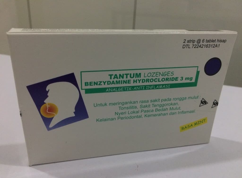 Sebenernya ada yg lebih mantep lagi buat sakit tenggorokan di atasnya Degirol. Kalo sakit tenggorokan kalian berasa sakit banget dan gatel juga, cobain ini dah. Tantum Lozenges. Karna ini ada analgetik nya (meredakan nyeri, CMIIW)