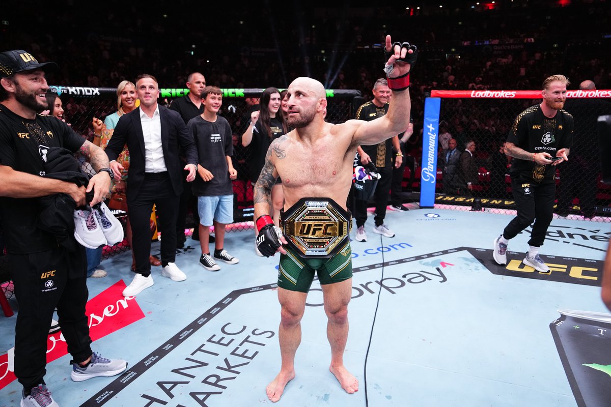 Alexander Volkanovski ties Jose Aldo for most title fight wins in UFC featherweight history with eight 👑

[ #UFC325 | @AlexVolkanovski ]