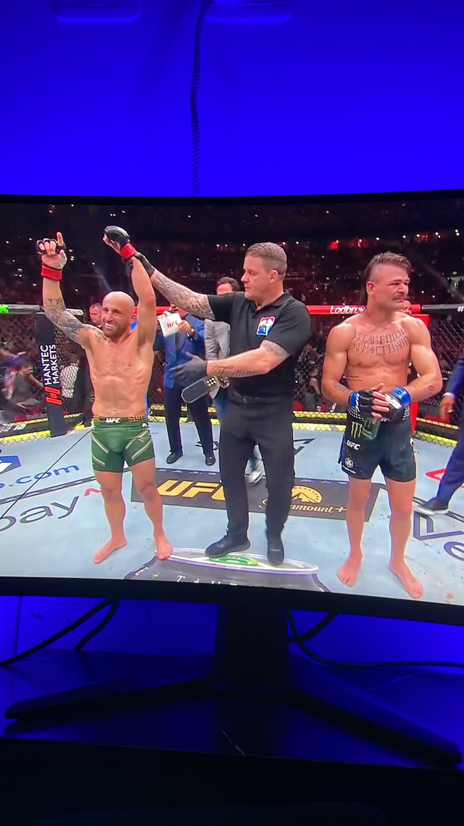 Kennethverah's tweet photo. #Volkanovski 😎 https://t.co/Z4fHjLSBZI