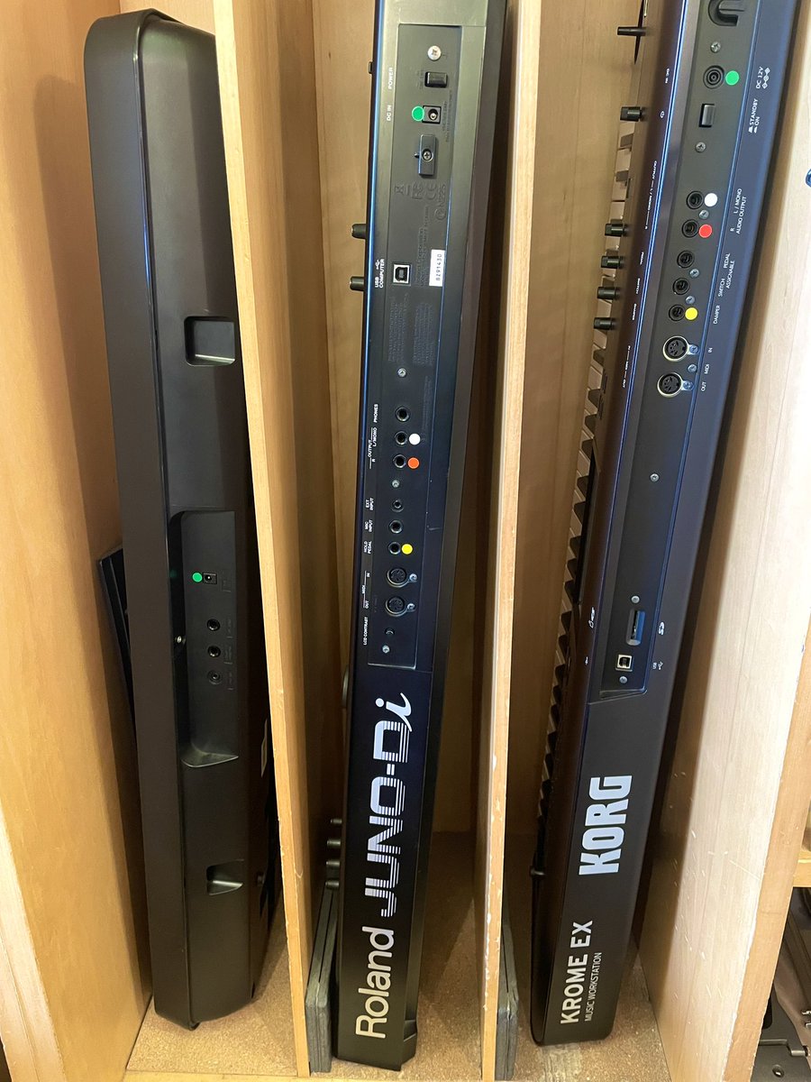 こんにちは！佐藤です🎸 人気レンタル機材シンセサイザーのご紹介です