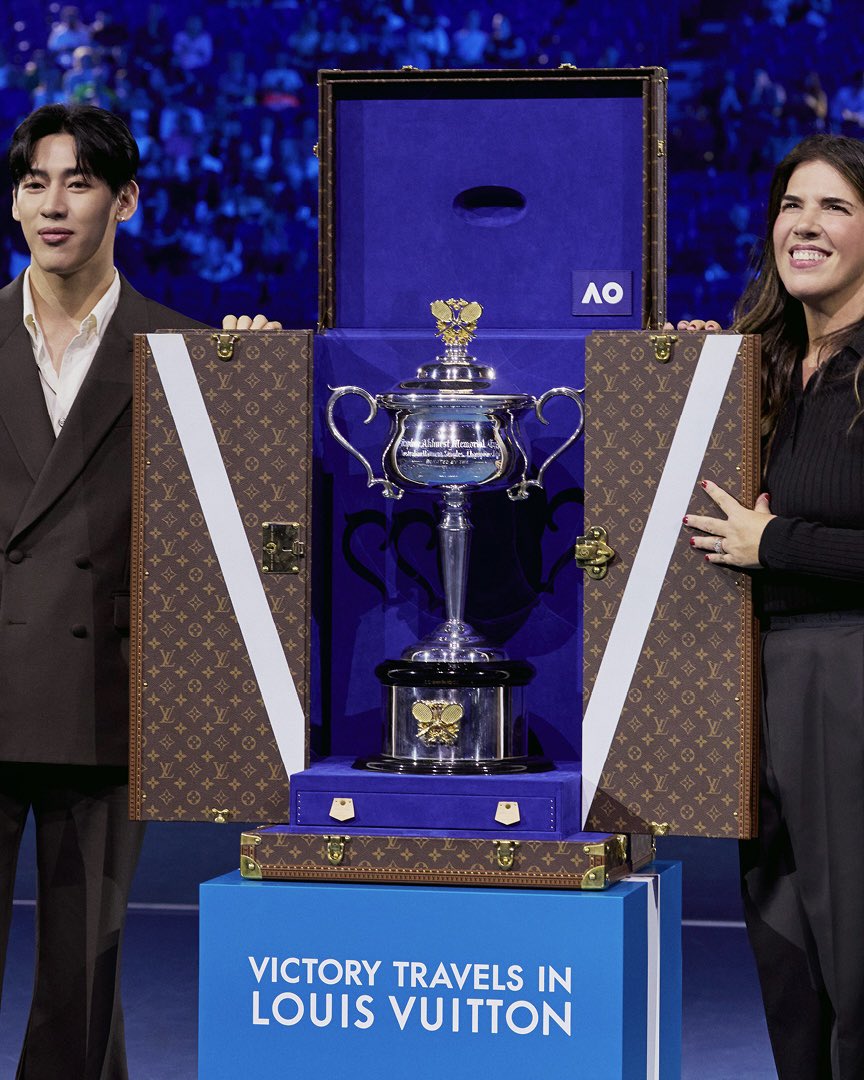 ElleMenThailand's tweet photo. BamBam House Ambassador ของ Louis Vuitton ร่วมกับตำนานนักเทนนิส Jennifer Capriati มอบ Daphne Akhurst Memorial Cup ในรอบชิงฯ Women’s Final Australian Open 2026 พร้อม Louis Vuitton Trophy Trunk อันไอคอนิก

#BamBamxLVatAO2026 
#BamBam https://t.co/WVWkKBL6hr